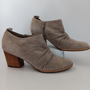 Size 8 Hush Puppies Heel Shoes Suede like Womens Shoes Very Good Condition